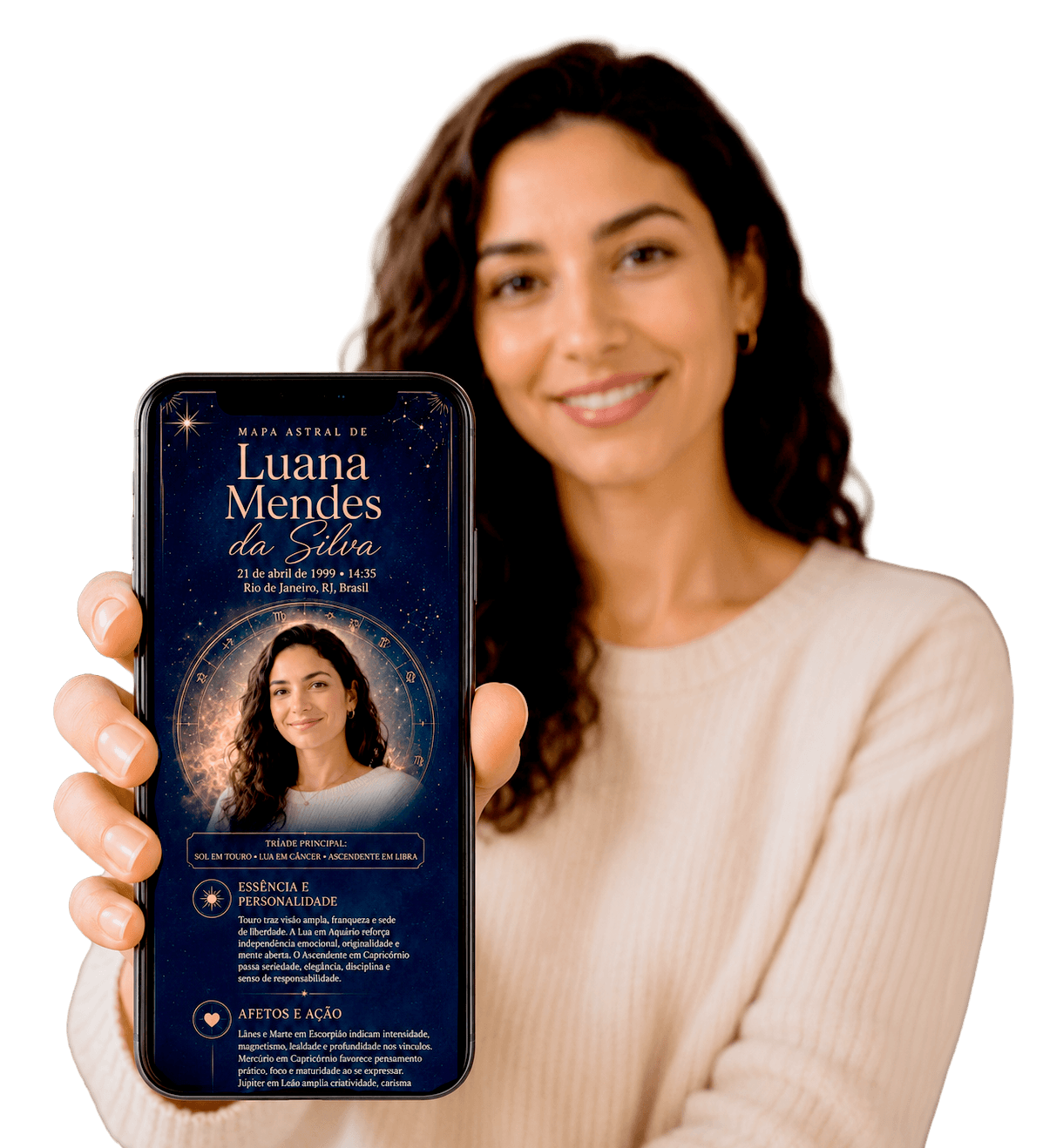 Mulher segurando smartphone com Mapa Astral do AZIMUTE